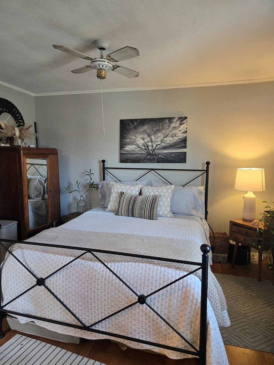 Cozy bed with good linens