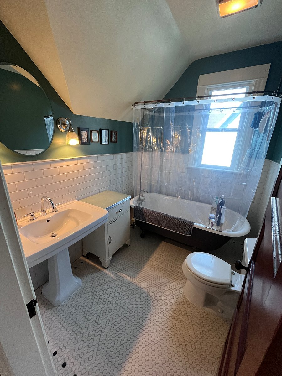 Upstairs Full Bath (shared)
