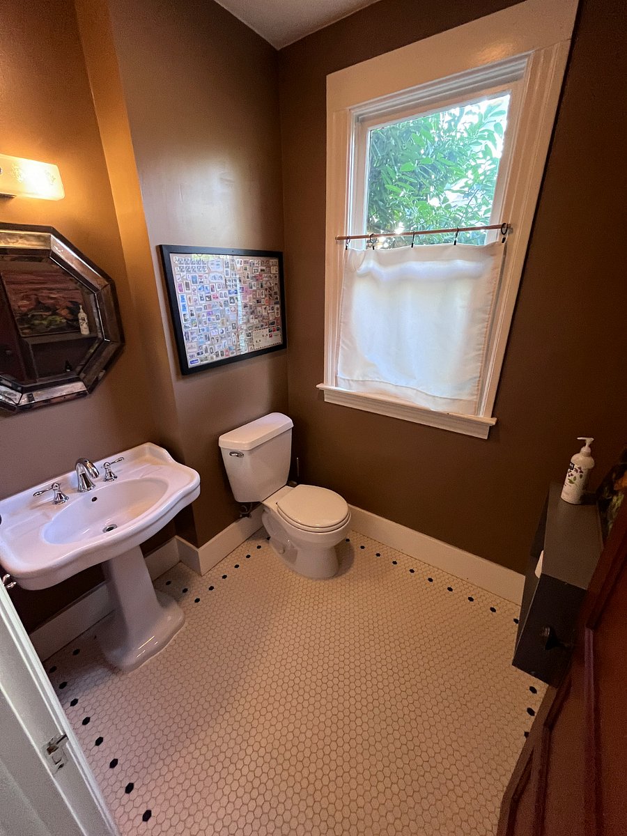 Downstairs 1/2 Bath 