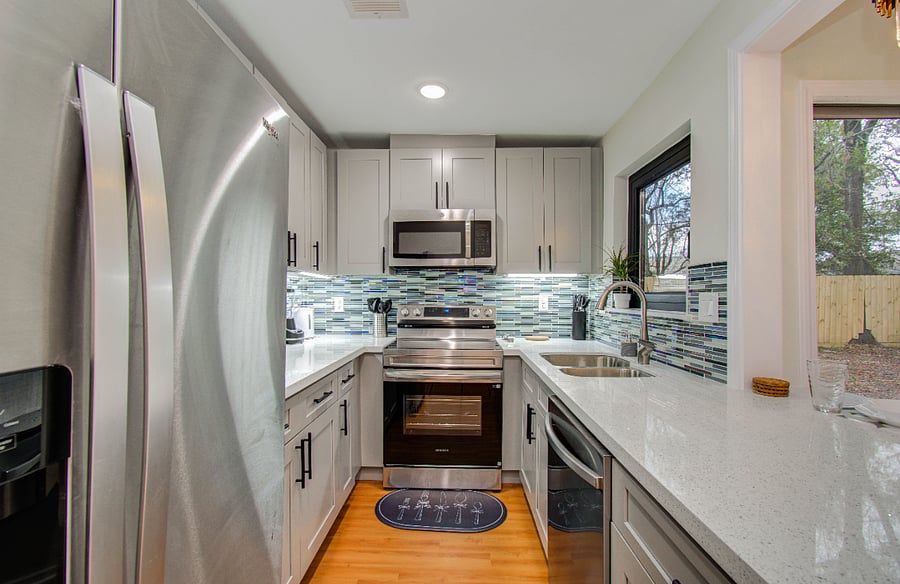 U shaped kitchen with eat in peninsula, all new appliances