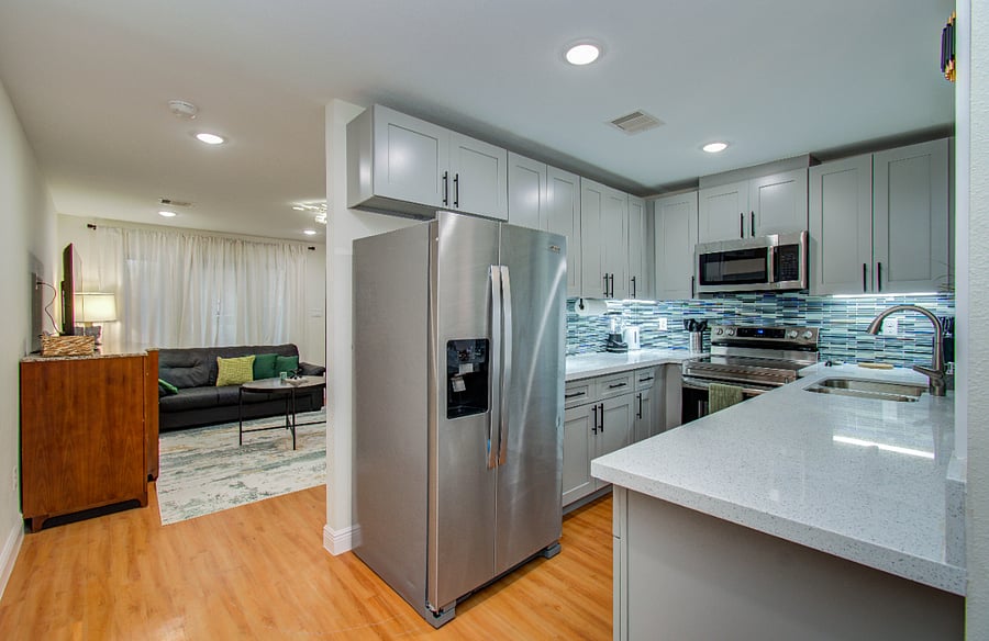 U shaped kitchen with eat in peninsula, all new appliances