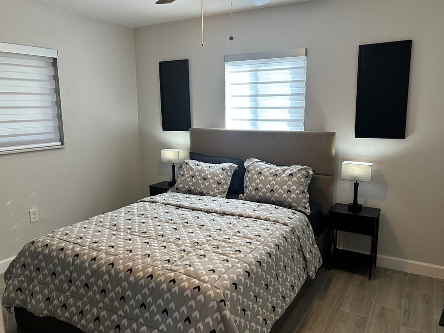 Bedroom 2 (Queen Bed)