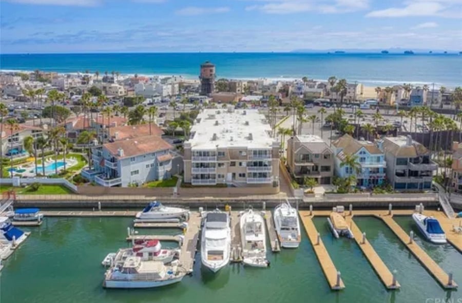 Views of Ocean Waves and Harbor. Walk steps to beautiful sandy beach or docks and restaurants.