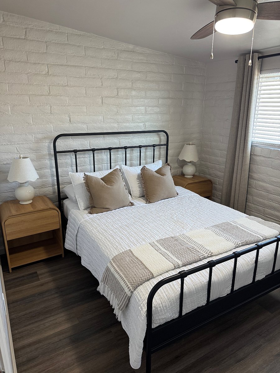 Queen Size Master Bedroom w/ 1/2 bath