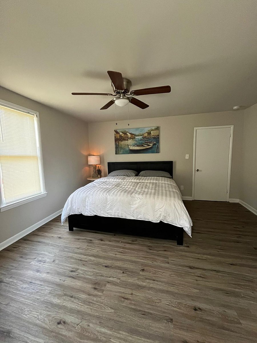 UNIT A front bedroom