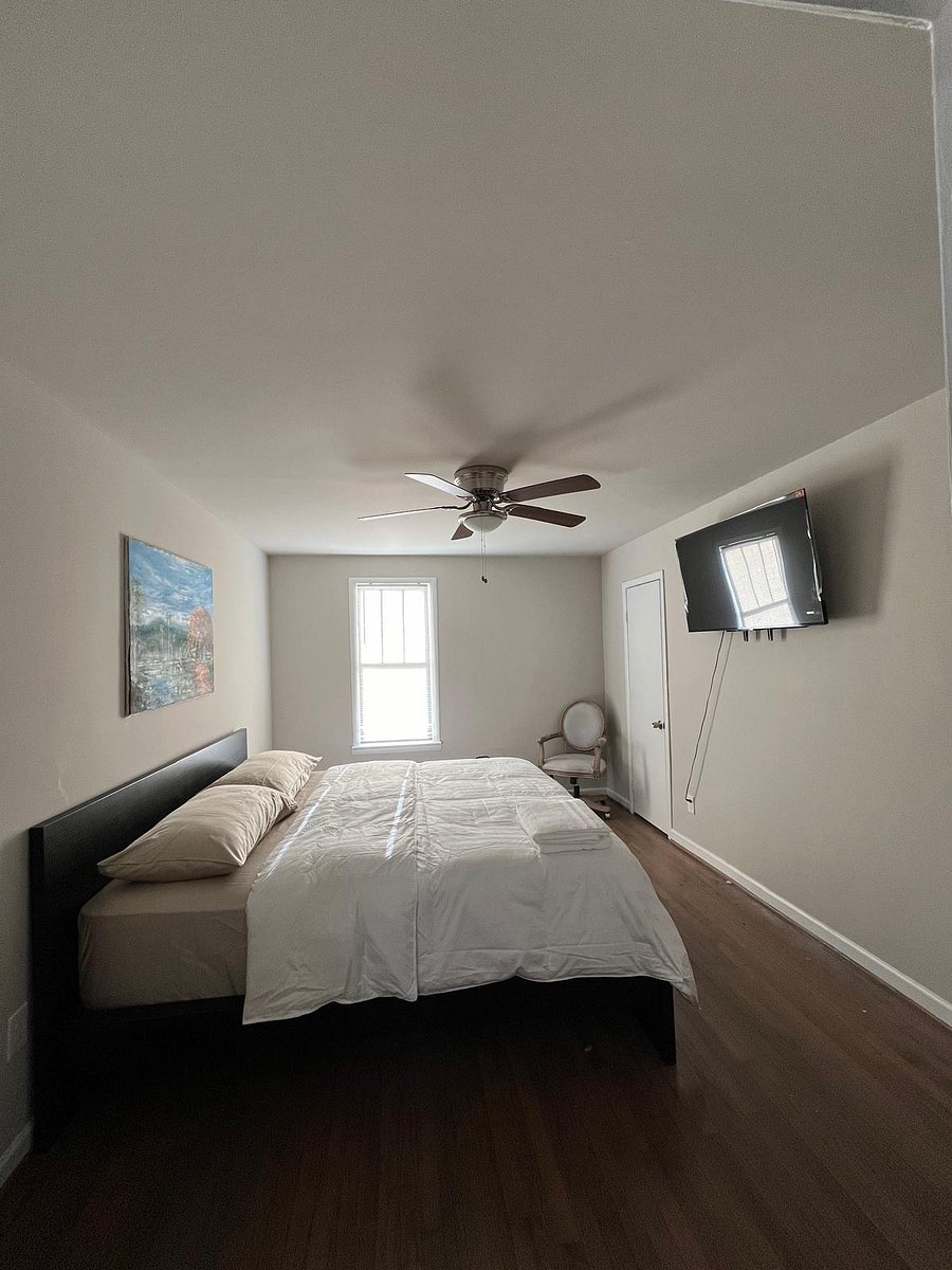 UNIT B middle bedroom