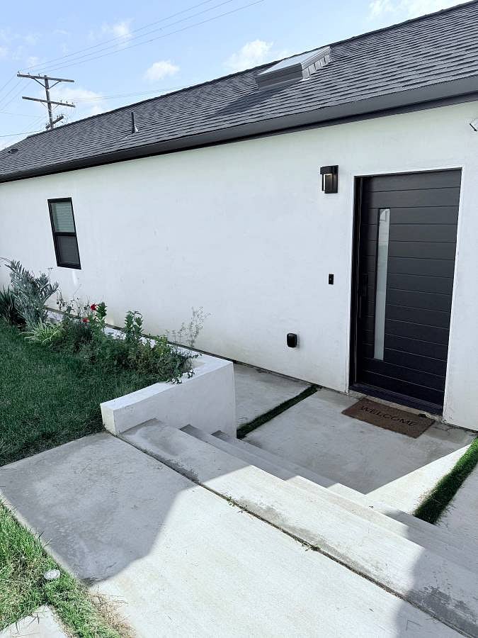 Entrance to 2 BDRM 2 Bth