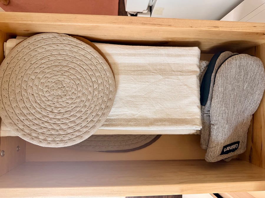 Oven mitts, placemats, and kitchen linens provided for comfortable, stress-free cooking.