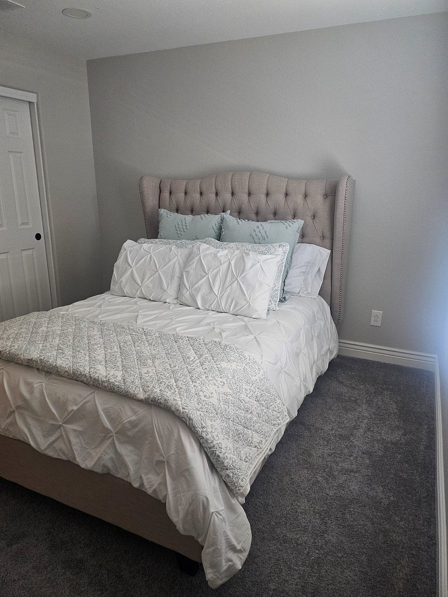 Upstairs, left-side bedroom, Queen size bed with extra linen