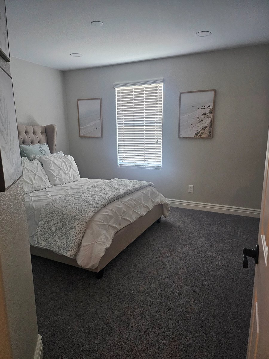 Upstairs, left-side bedroom, Queen size bed with extra linen