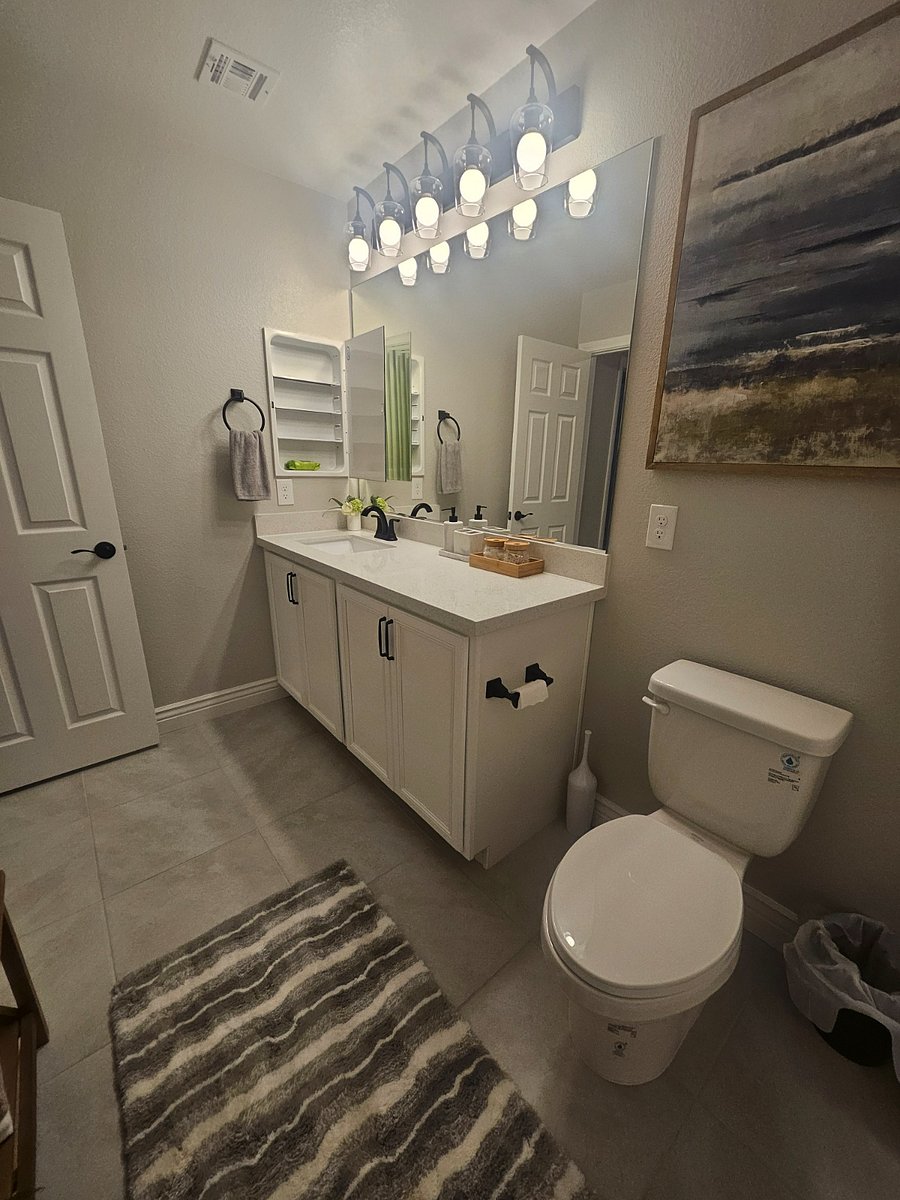 Upstairs secondary bathroom with shower and tub.
Towels included.