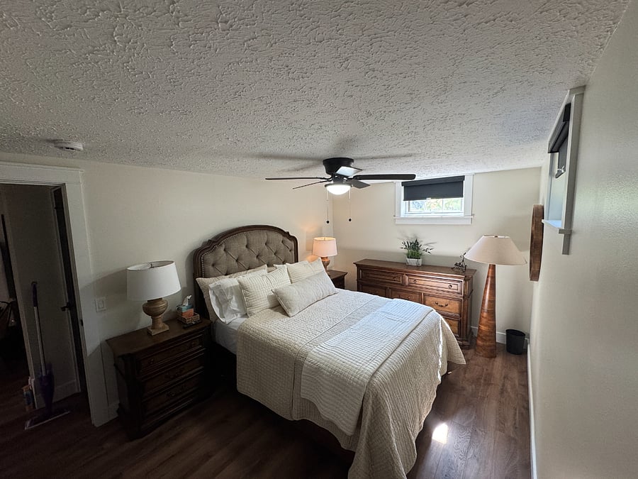 Bedroom 1 (Queen Bed)