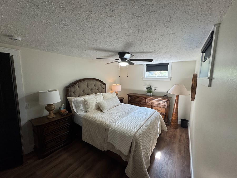 Bedroom 1 (Queen Bed)