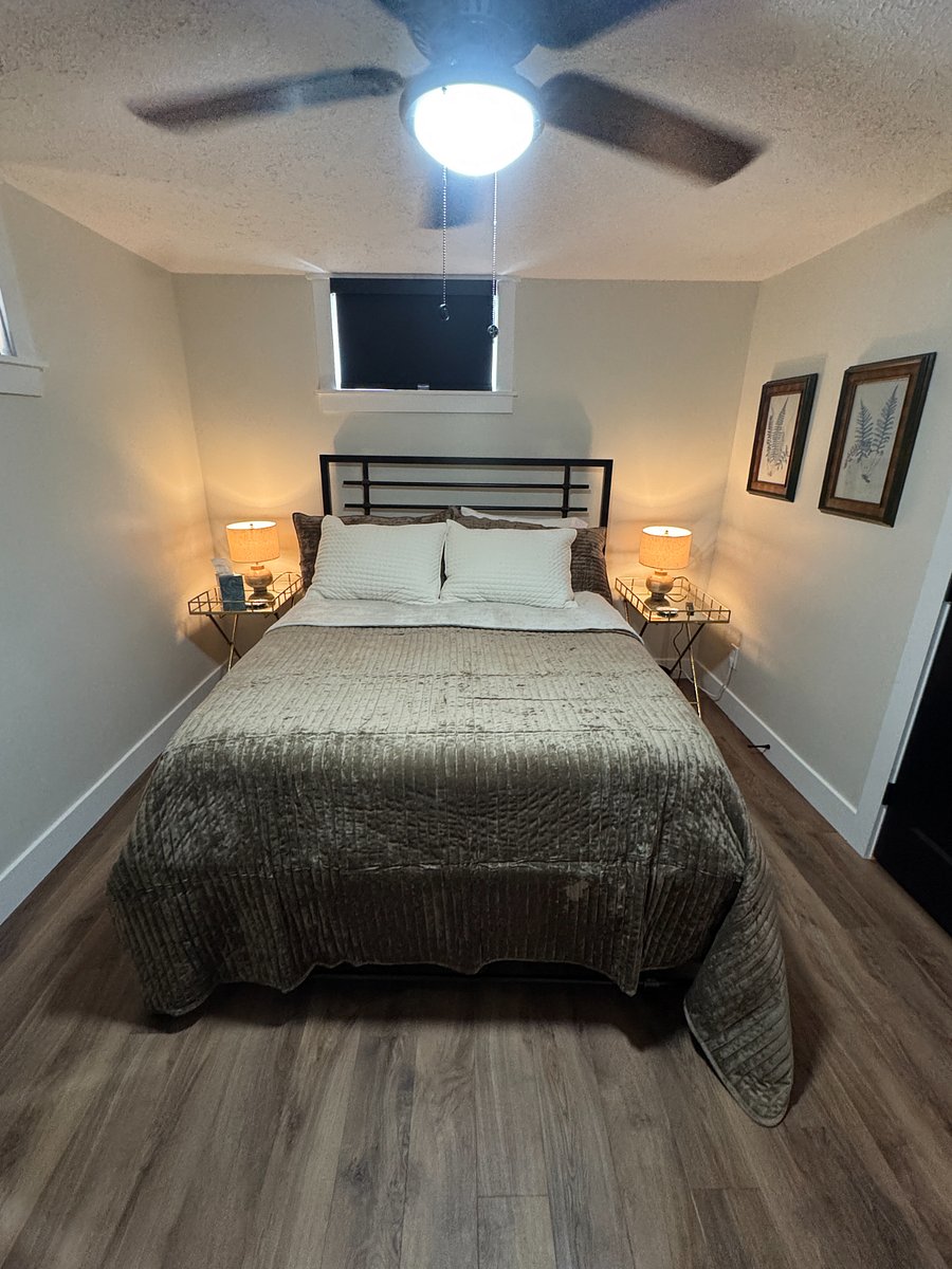 Bedroom 2 (Queen Bed)