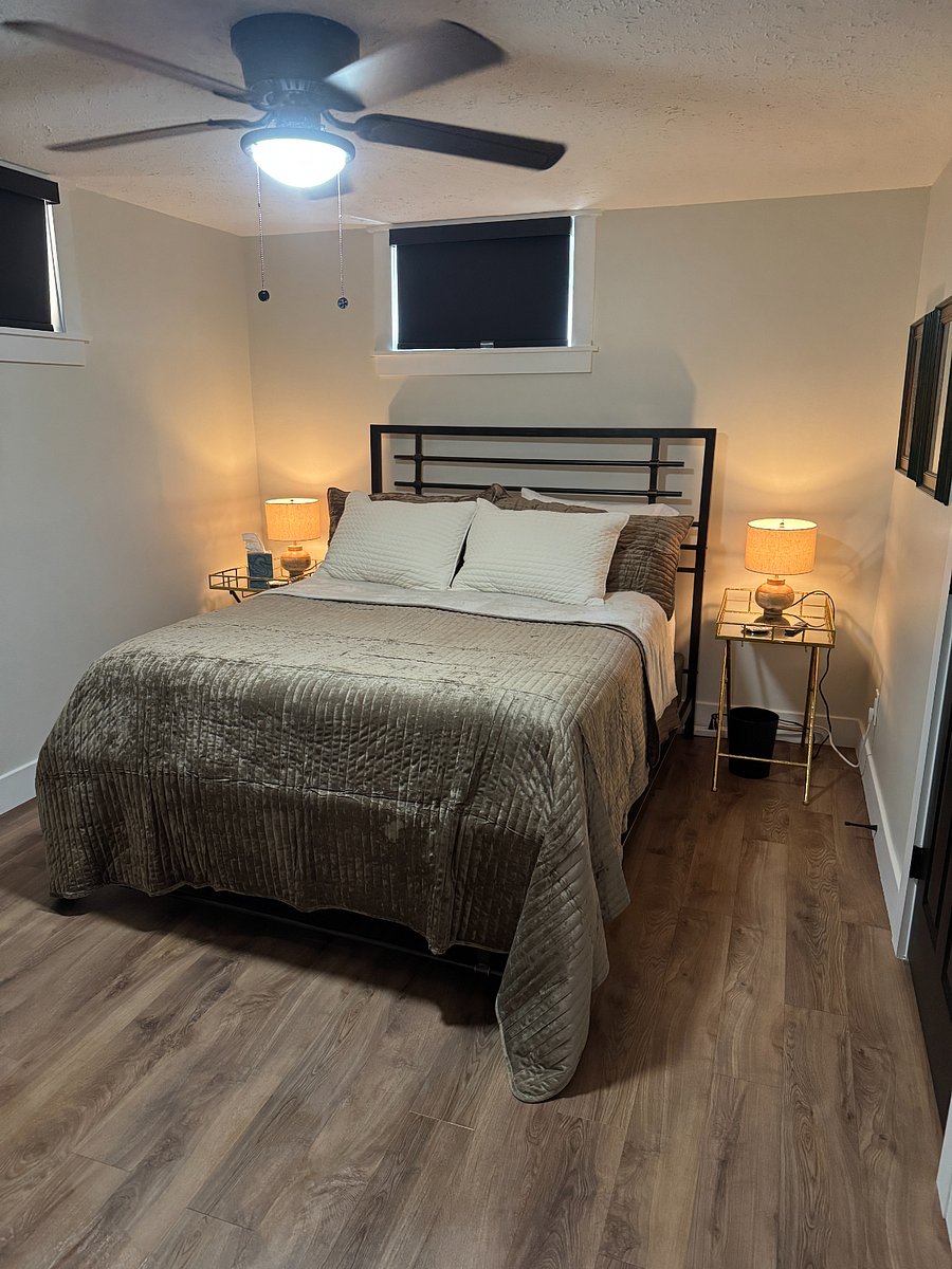 Bedroom 2 (Queen Bed)