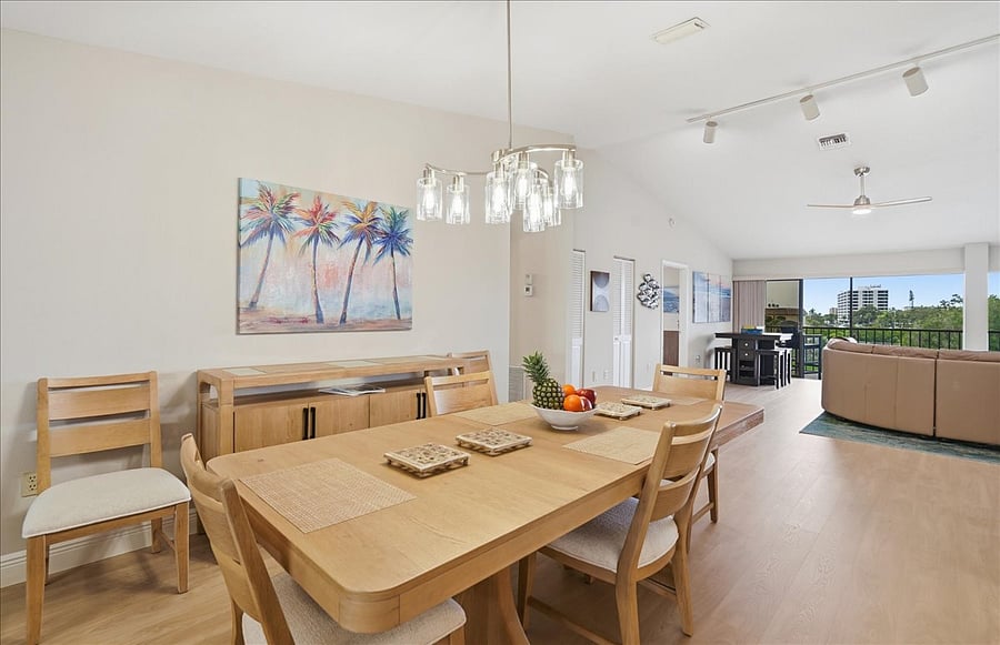 Dining Area - Seats 6 and can be expanded