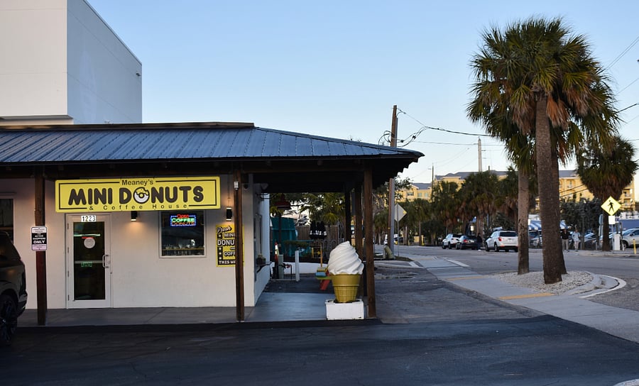 Mini Donut Shop and Ice cream - walkable
