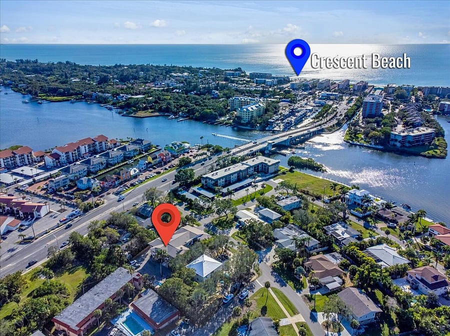 10 Minute walk over the bridge to Crescent Beach access 12 and restaurants