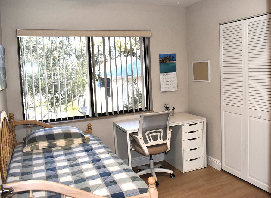Office/extra room/Private work area with extra bed.