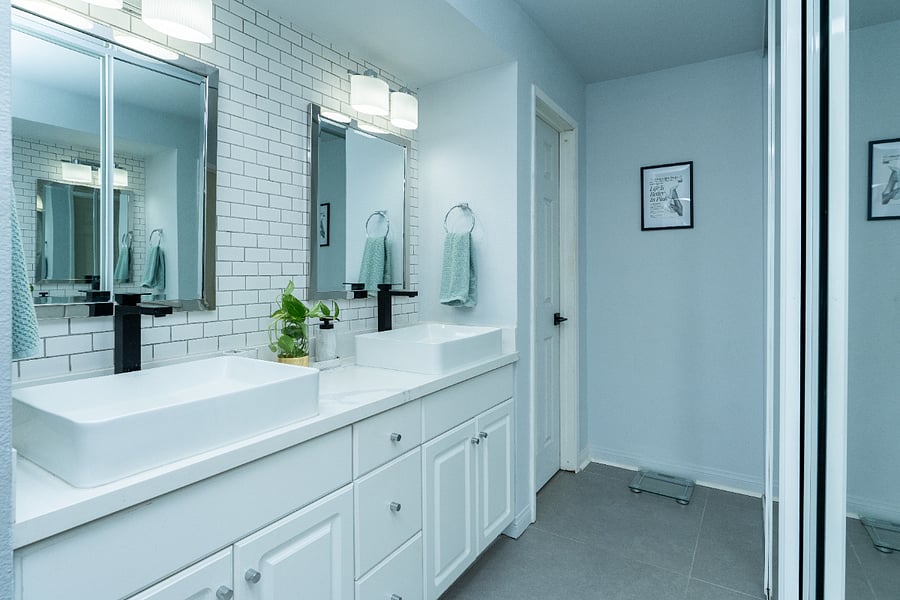 Dual sink vanity, master bedroom