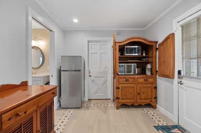 Convenient entryway with built-in storage, ideal for longer stays.