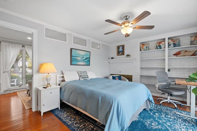 Well-appointed queen-size room with quality linens, ample lighting, and a quiet setting for uninterrupted rest.