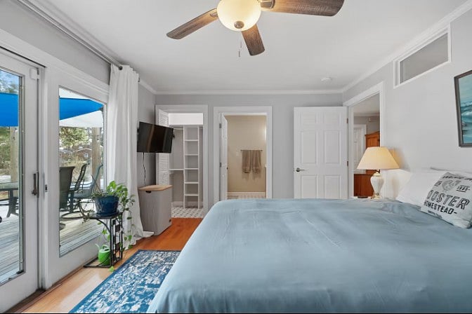 Light-filled lounge area with comfortable seating and modern finishes.