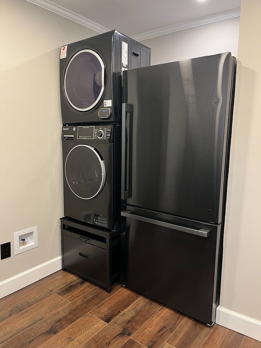 W/D in kitchen, fridge