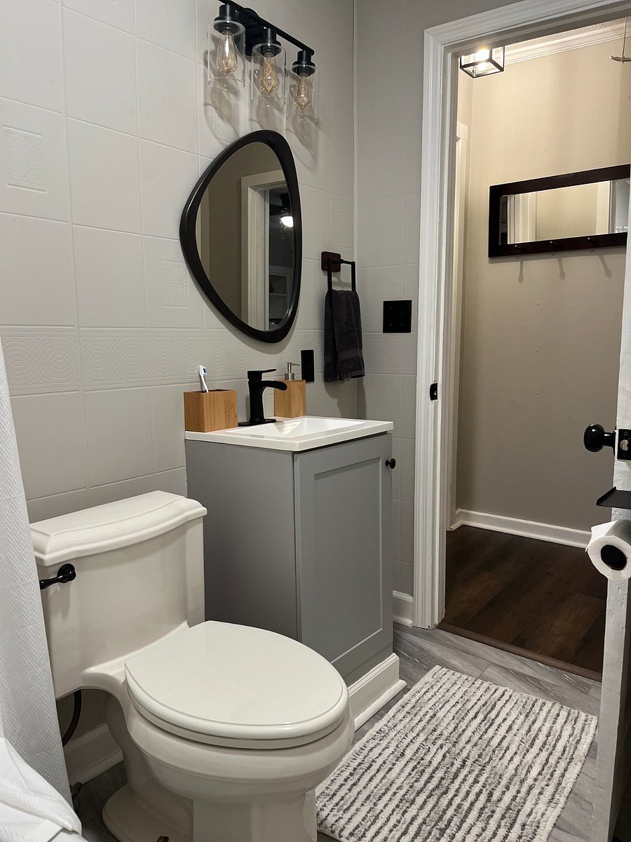 Bathroom w/ full size shower and tub