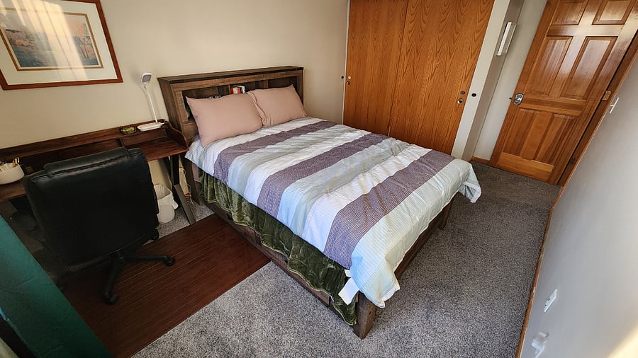 Bedroom 2: Full bed, desk
