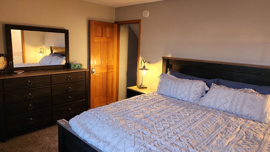 Main bedroom: King bed