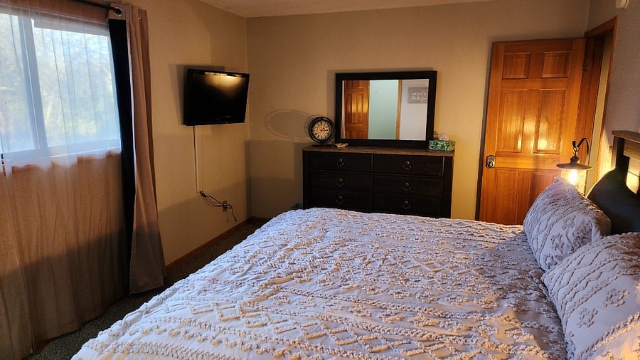 Main bedroom: King bed