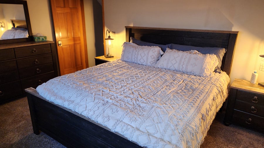 Main bedroom: King bed
