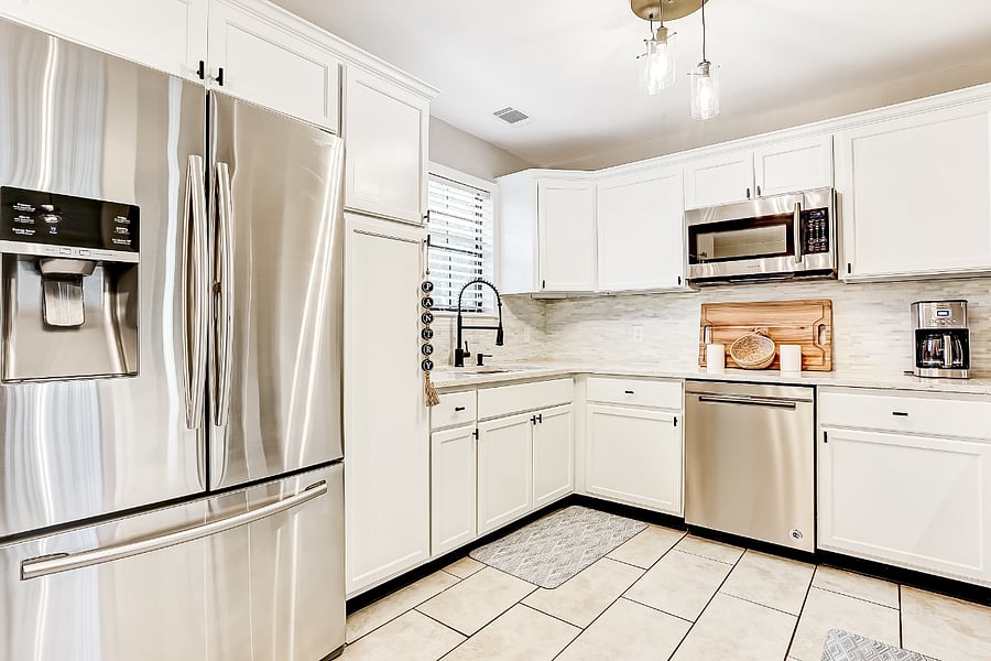 Fully equipped kitchen with full-size appliances and cookware