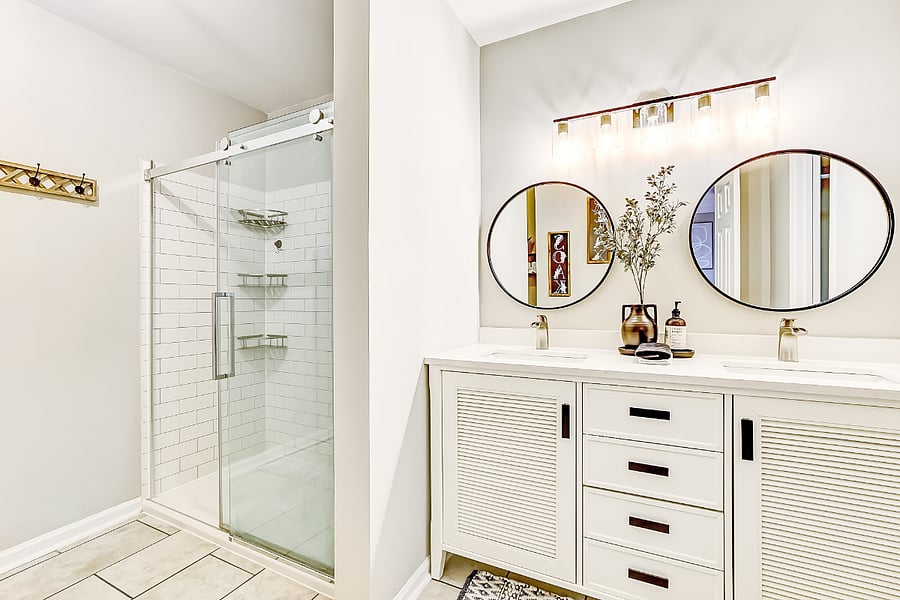 Full bathroom with tub/shower combo and fresh linens