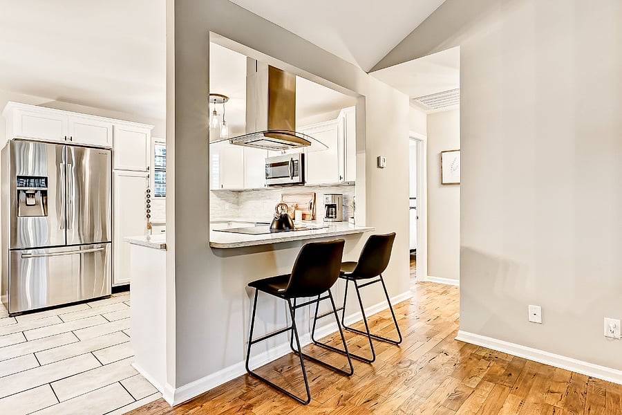 Seating for 2 at the kitchens breakfast bar