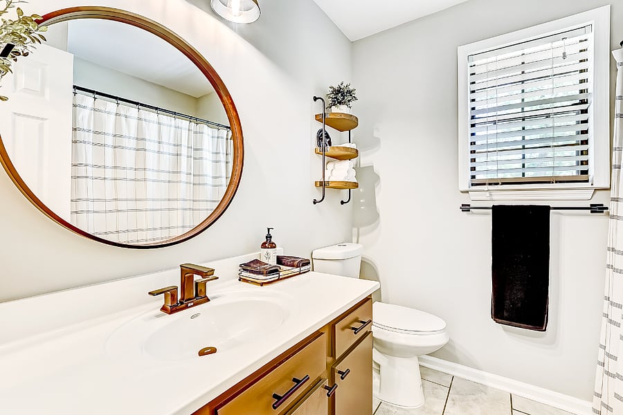 Full bathroom with tub/shower combo and fresh linens