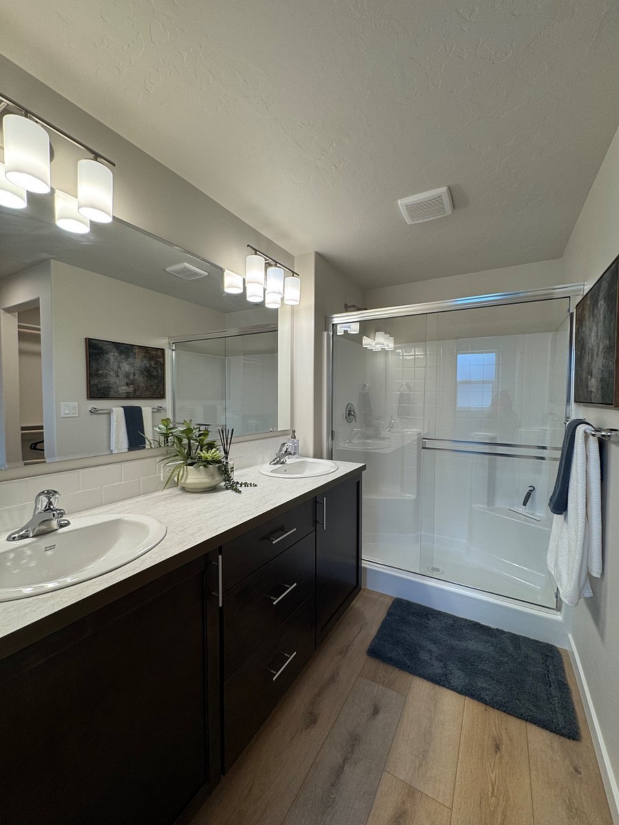 Primary en suite bathroom