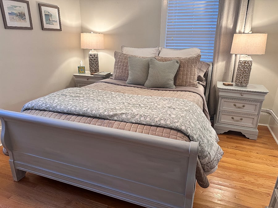 Master BR w Queen bed, Large smart TV, blackout curtains, walk-in closet and clothes hamper provided