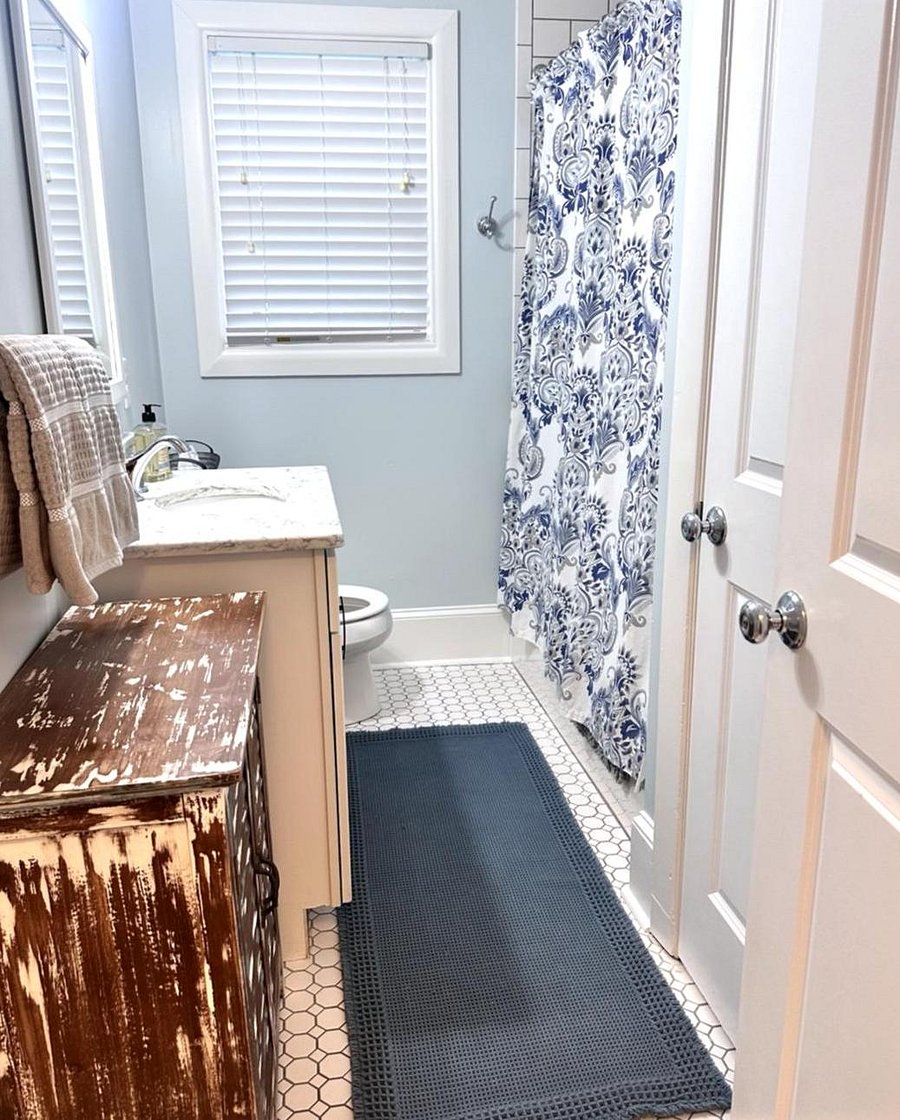 Hall full bathroom
