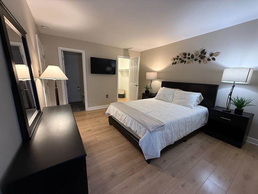 Bedroom with Queen-Size bed