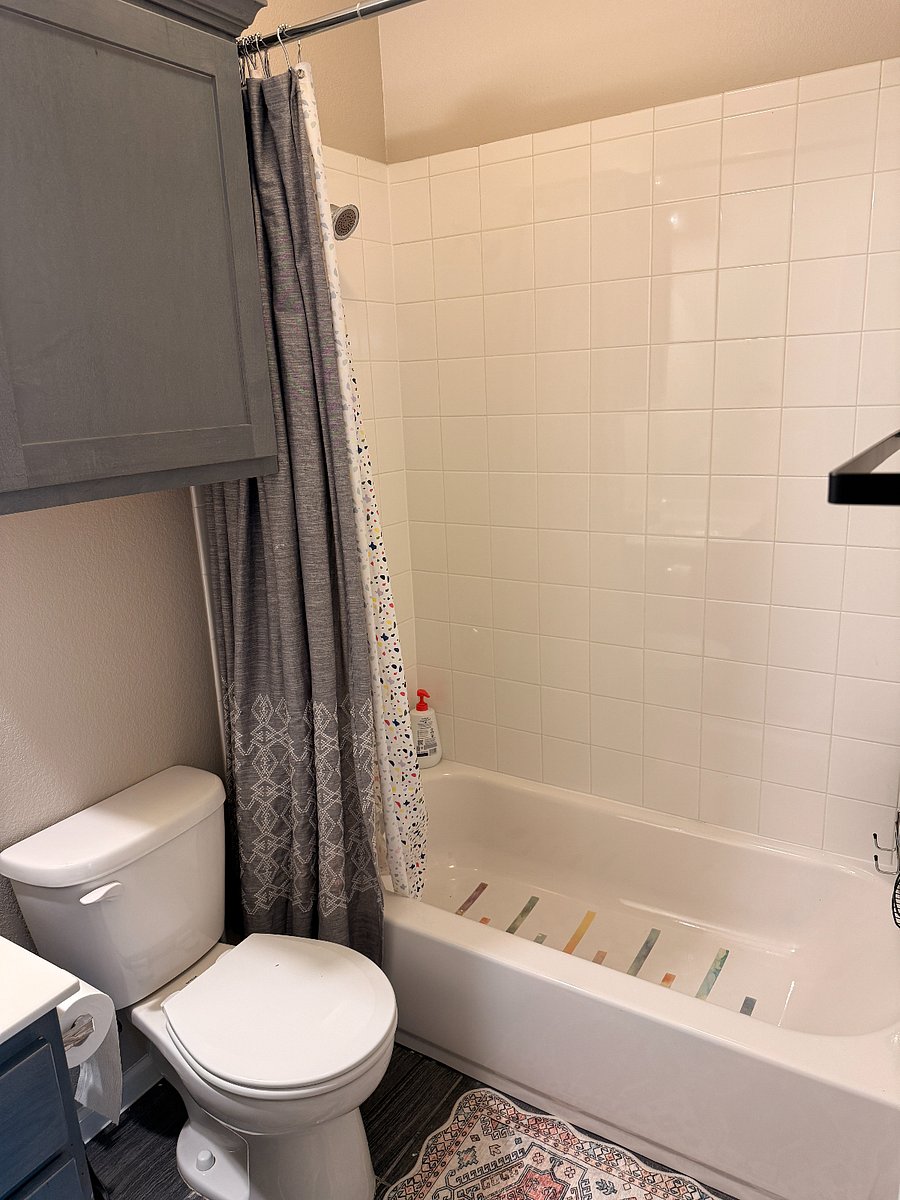 Full bathroom 2