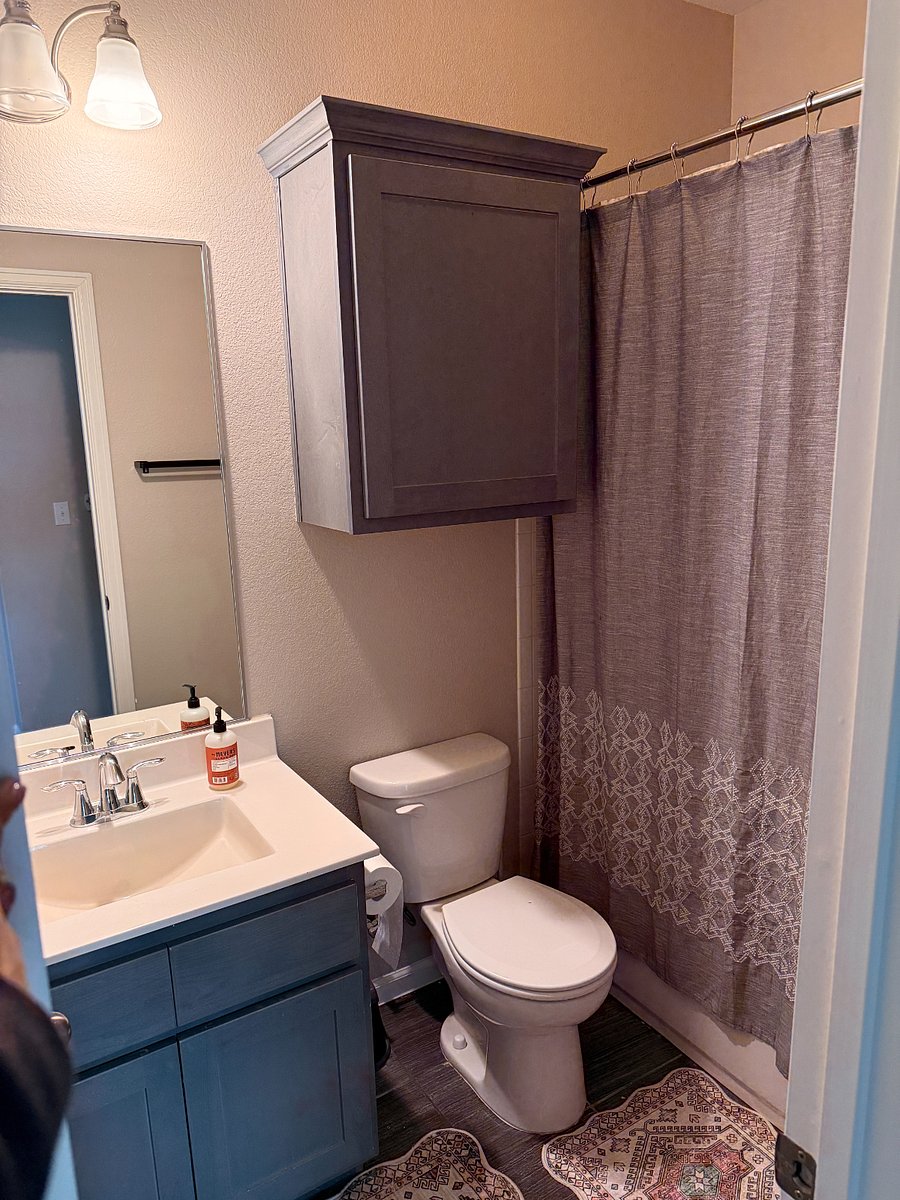 Full bathroom 2