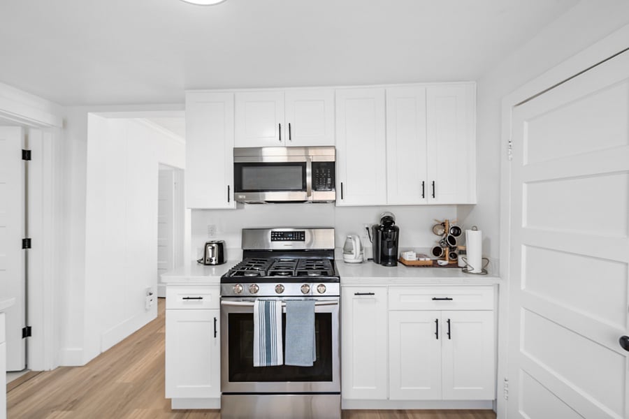 Fully equipped kitchen.