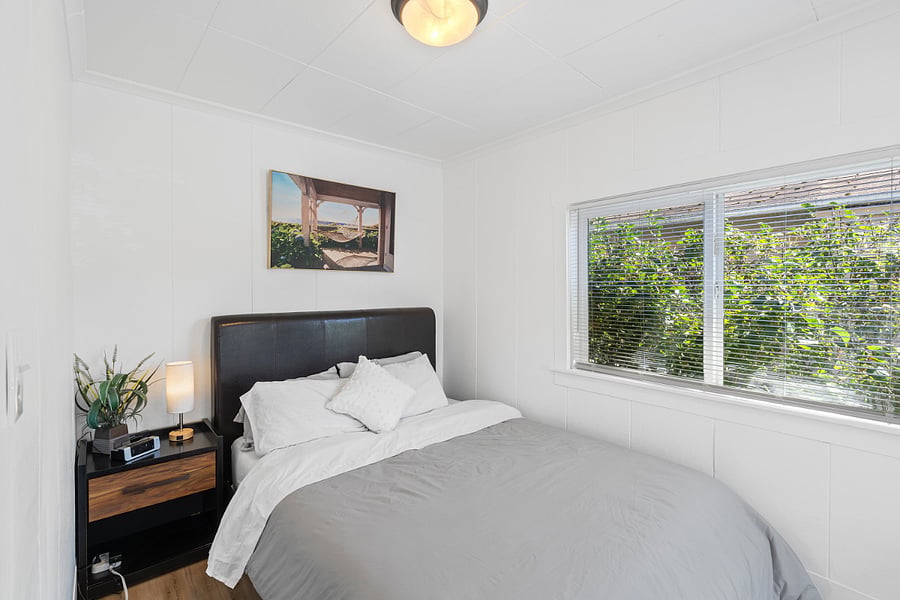 Bedroom 1 (Beauty firm mattress)