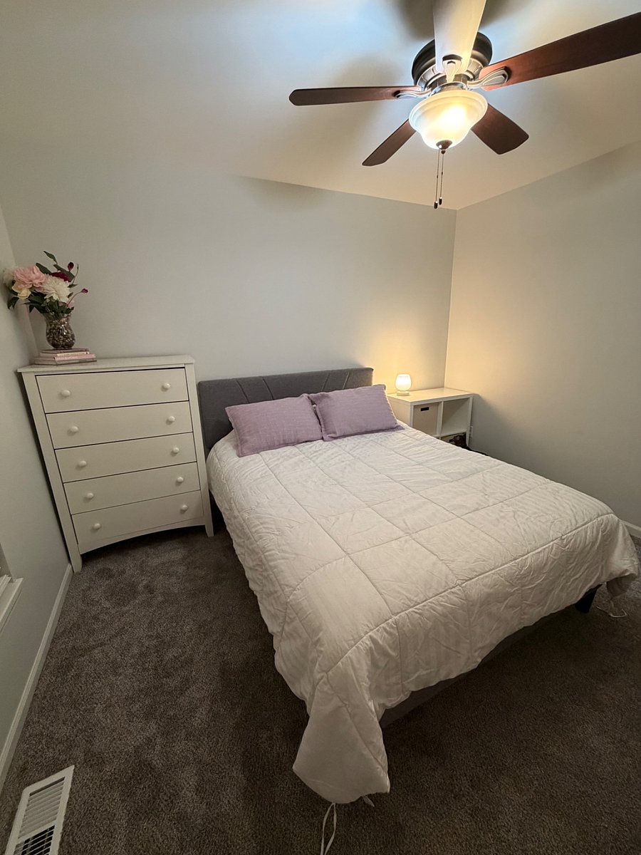 2nd bedroom-Queen bed