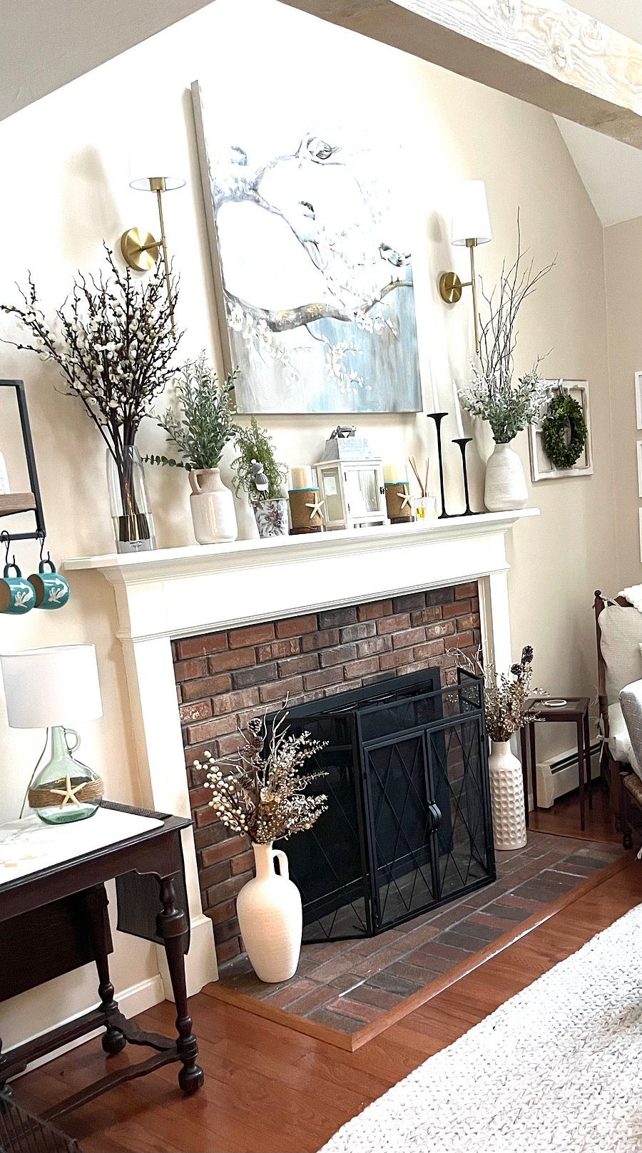 Gas logs. Located in dining room of first floor. Shared space.