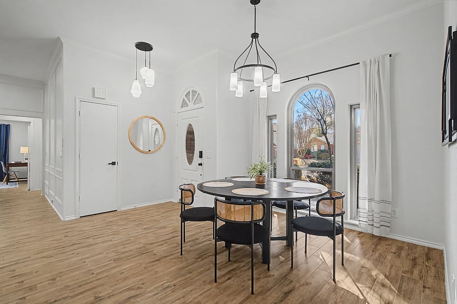 Dining Room with expandable table