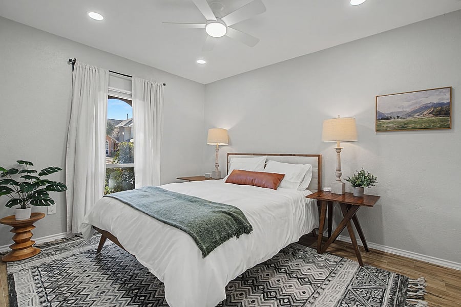 2nd Bedroom: Queen Bed
