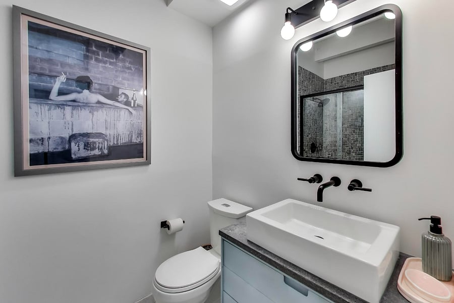 West side shared bath: queen bedrooms 1 and 2